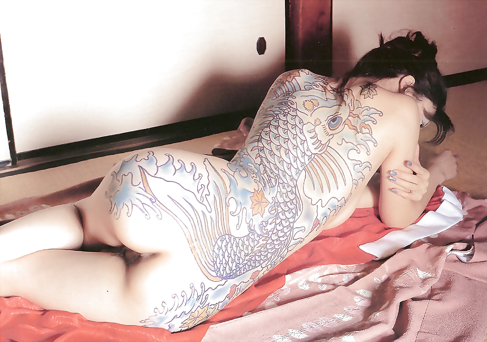 Татуированная девица обнажается и показывает свои прелести на людях