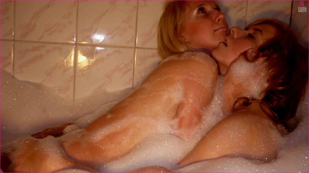 Голые лесбиянки в ванной 
