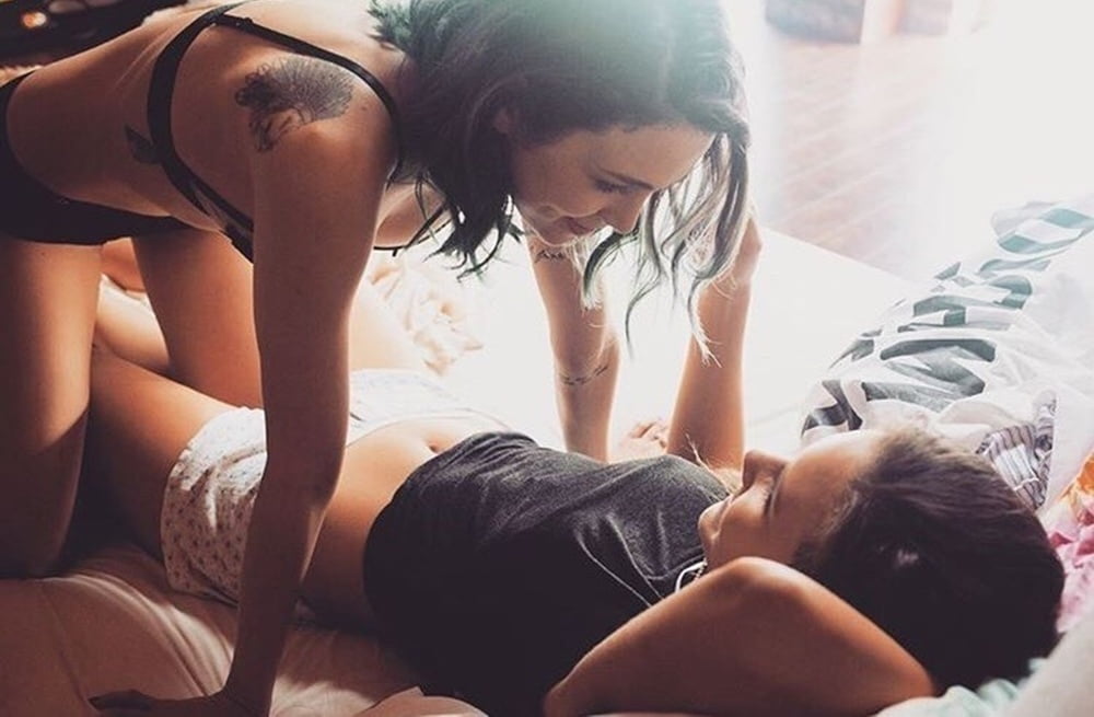 Две лесбиянки в постели лижут друг другу киски и попки порно фото и секс фотографии