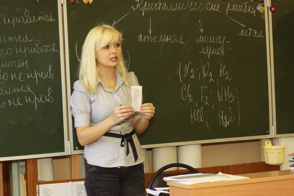 Смотреть онлайн Зрелый русский учитель склонил к сексу молоденькую студентку бесплатно