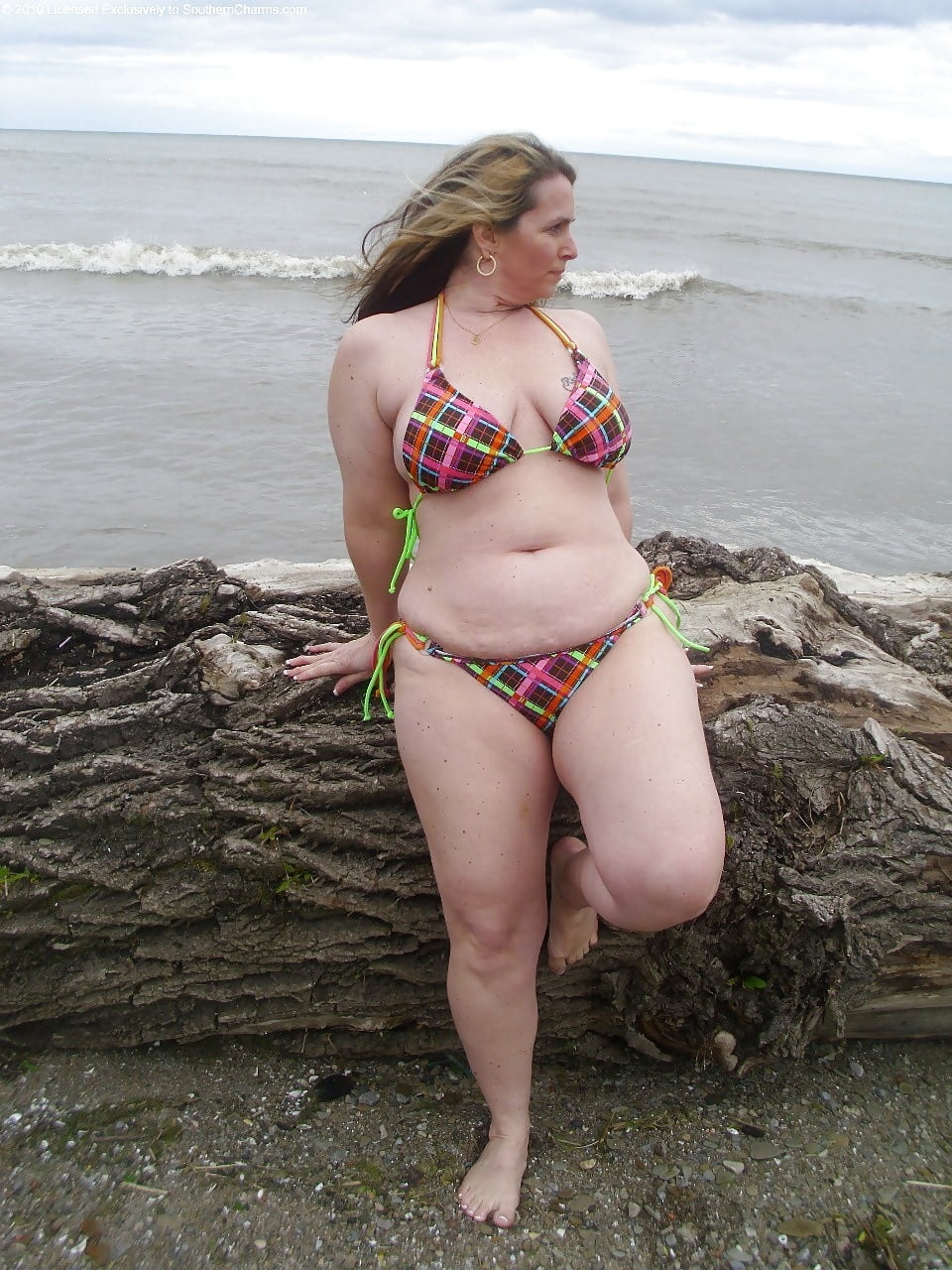 Аппетитная толстая женщина голая в парке