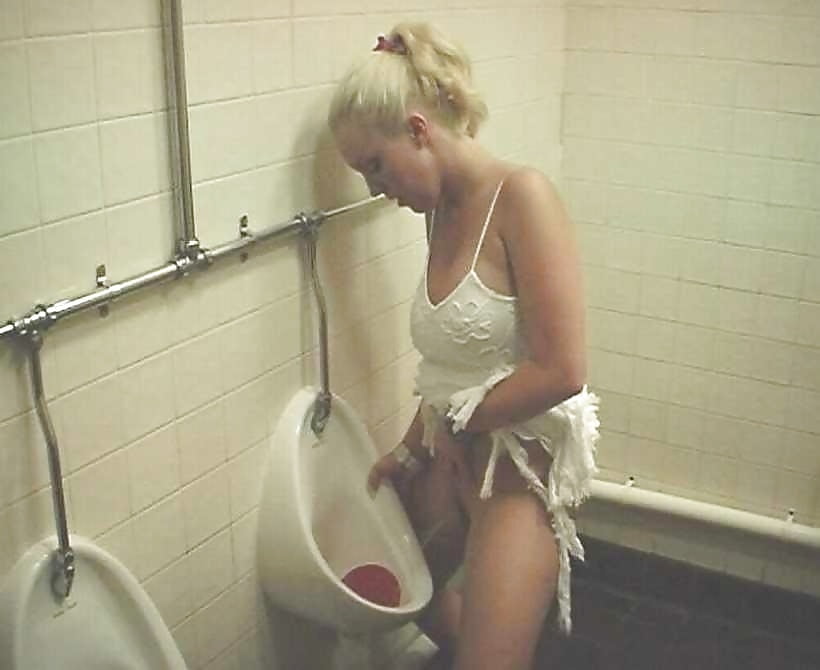 Секси блондинка спалилась писая в туалете