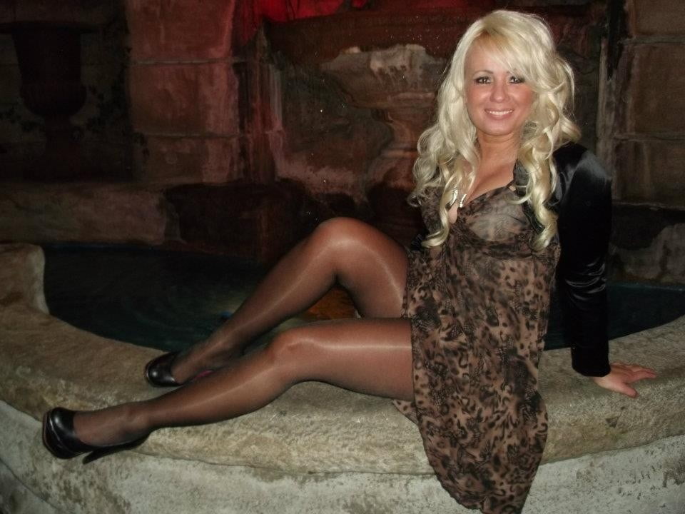Blond mlf in pantyhose pictures
