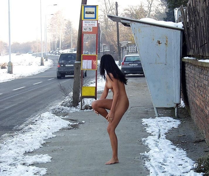 Закаленная телка стоит голая на заснеженной улице порно фото