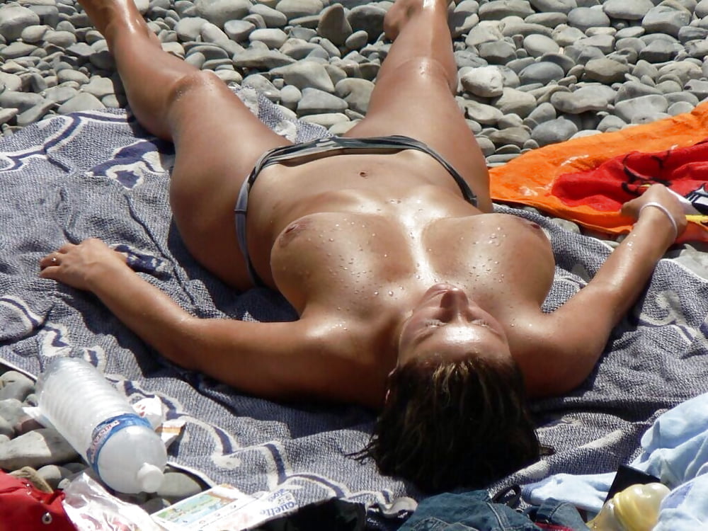 Здоровые титьки брюнетки и голый пляж бикини 16 фото эротики