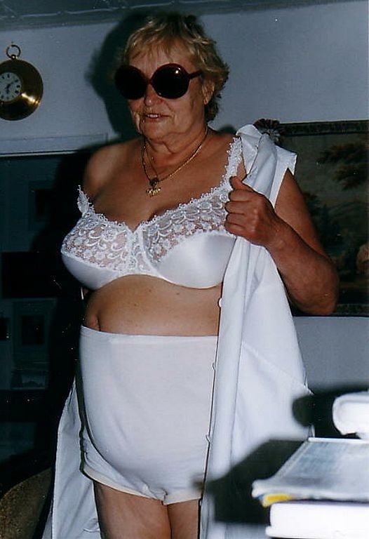 Пожилые бабушки совсем голышом и в сексуальном белье
