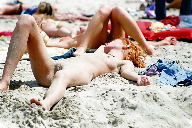 Красивые сиськи молодой девушки на нудистском пляже не прошли мимо камеры парня