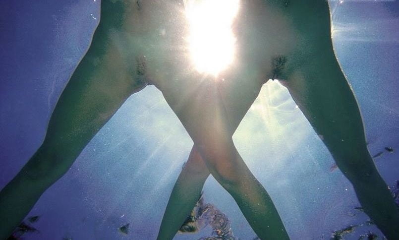 Под водой показывают голую пизду