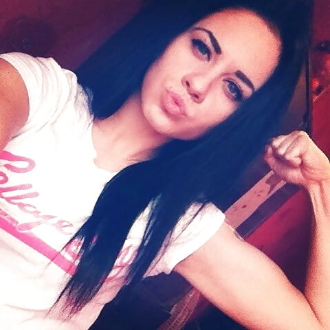 A lean, but attractive Anastacia. porn pictures