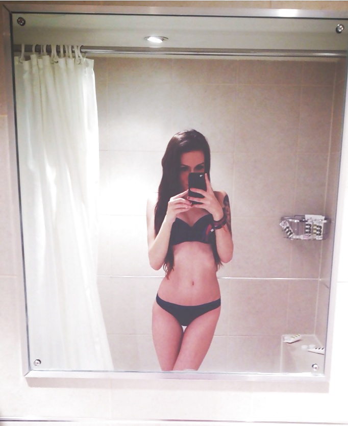 Hot MILFS and TEENS Selfie porn pictures