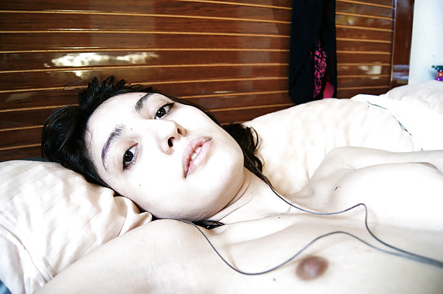 Very sexy Iranian teen exposing porn pictures