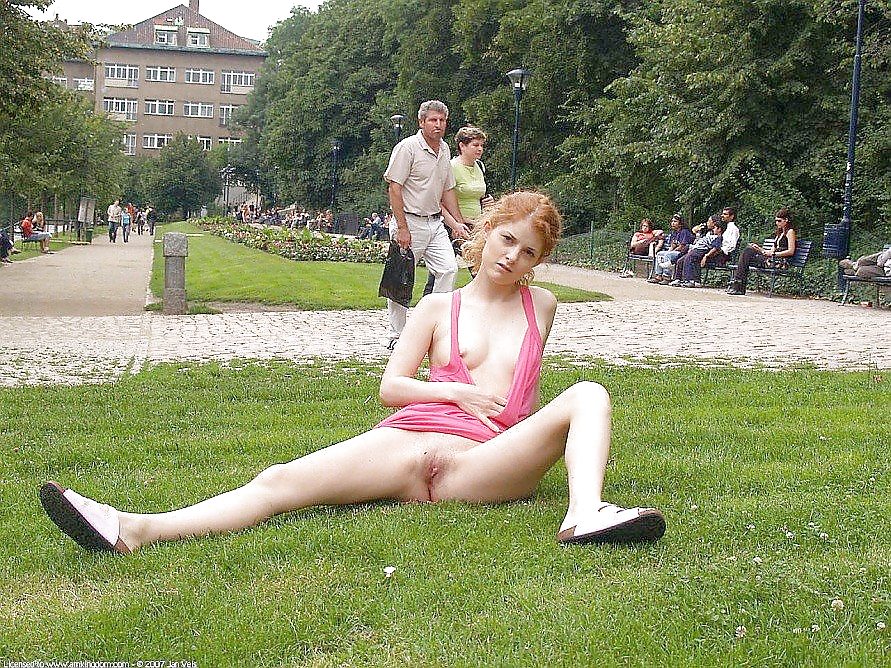 PUBLIC FLASHING: SHOWING PUSSY OUTDOORS porn pictures