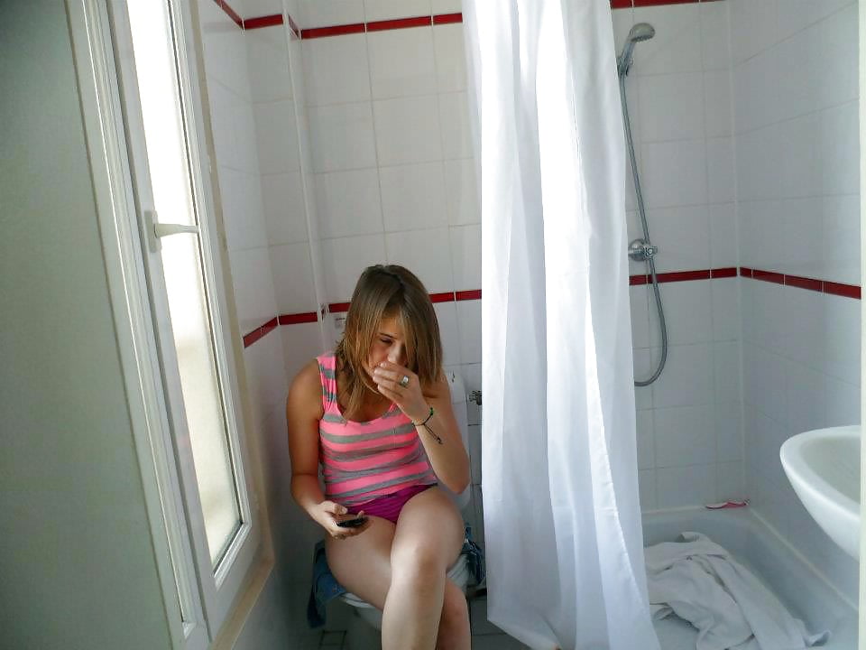 teen-girls-on-the-toilet-teen-sexy