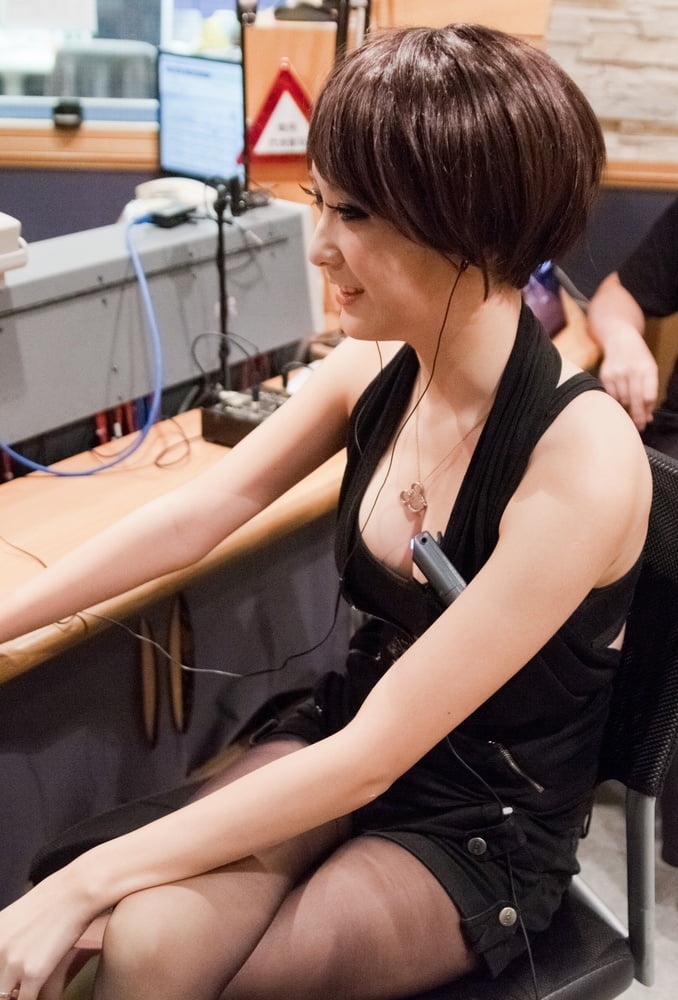 Chinese Radio Show Guest in Black Tights - 20 Pics 