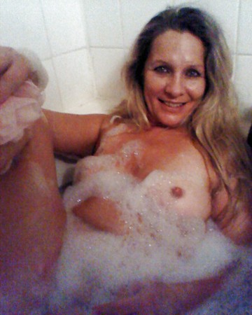 My Wife Washing Her Pussy ! 08-15-2011