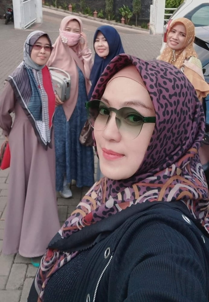 Cheating Hijab Slut Wife - 10 Photos 