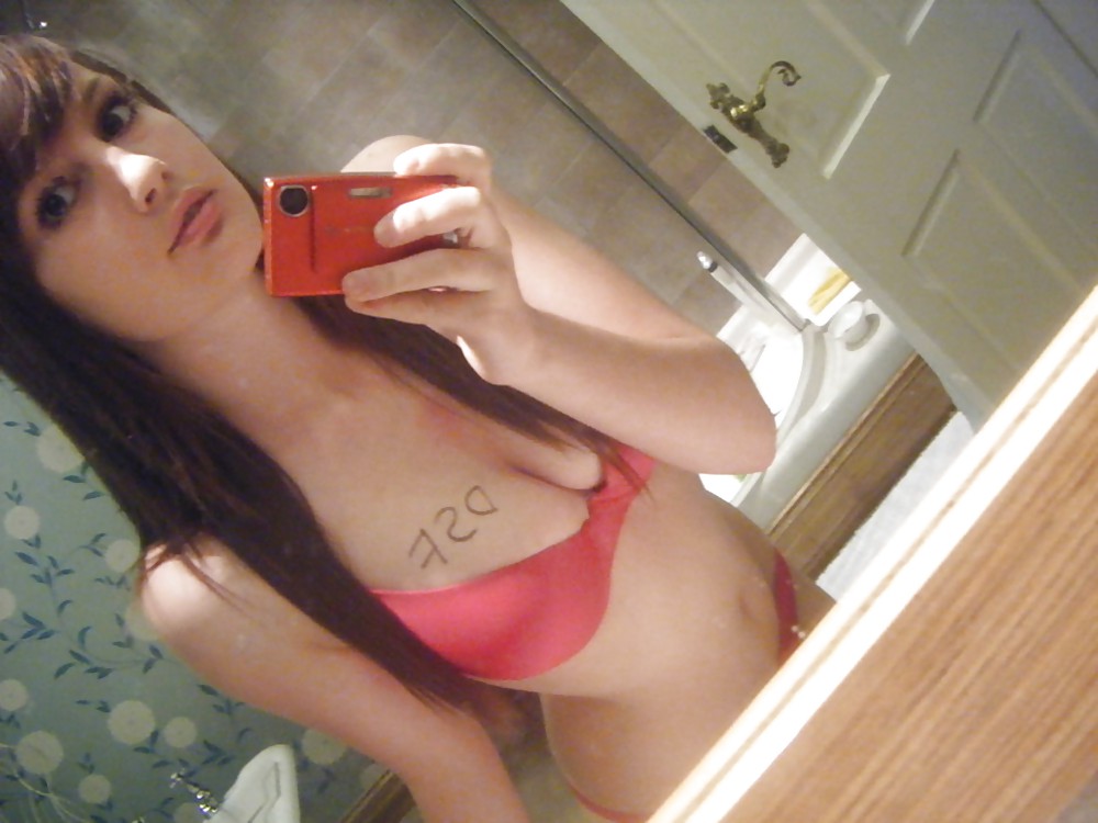 Pretty Amateur Brunette 32 porn pictures