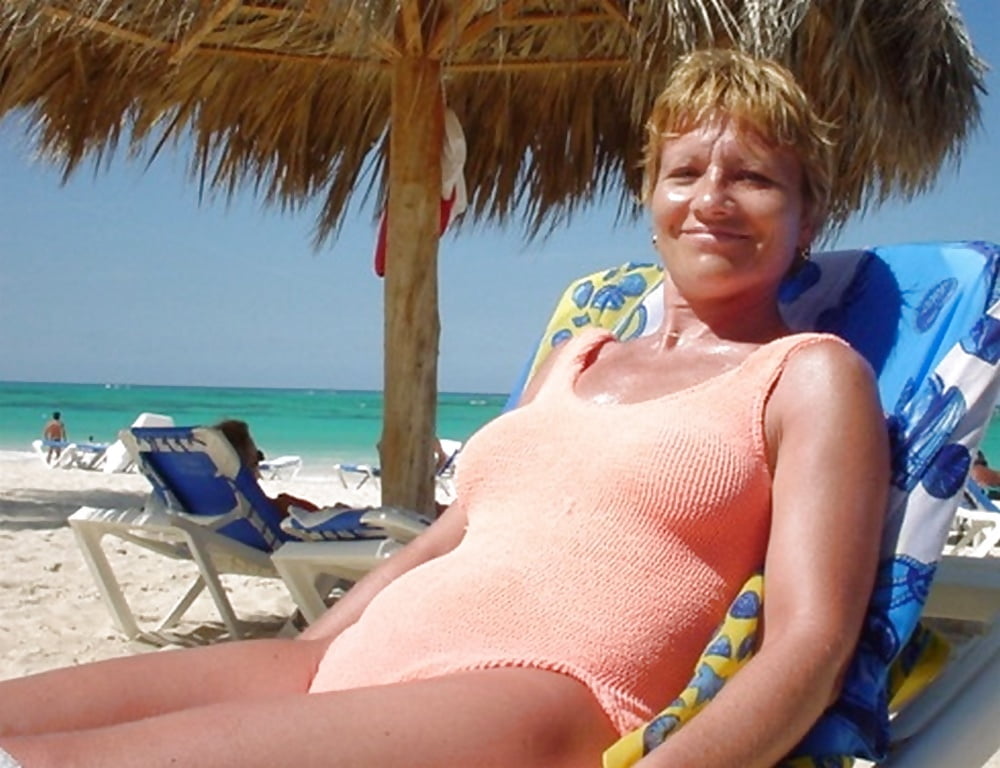 Nice milf in her 40's porn pictures