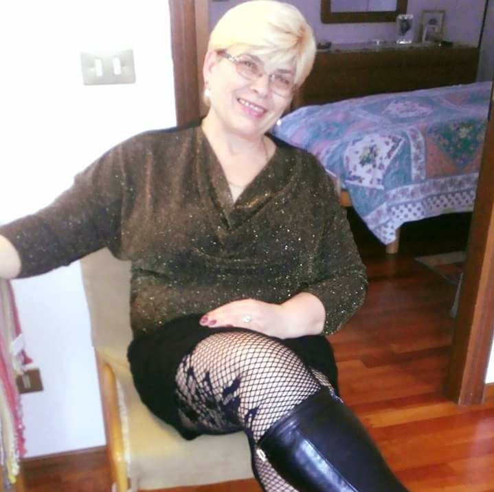 Granny show legs in pantyhose porn pictures