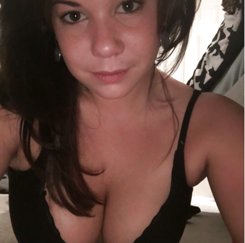 Brunette Stripper GF Selfies porn pictures