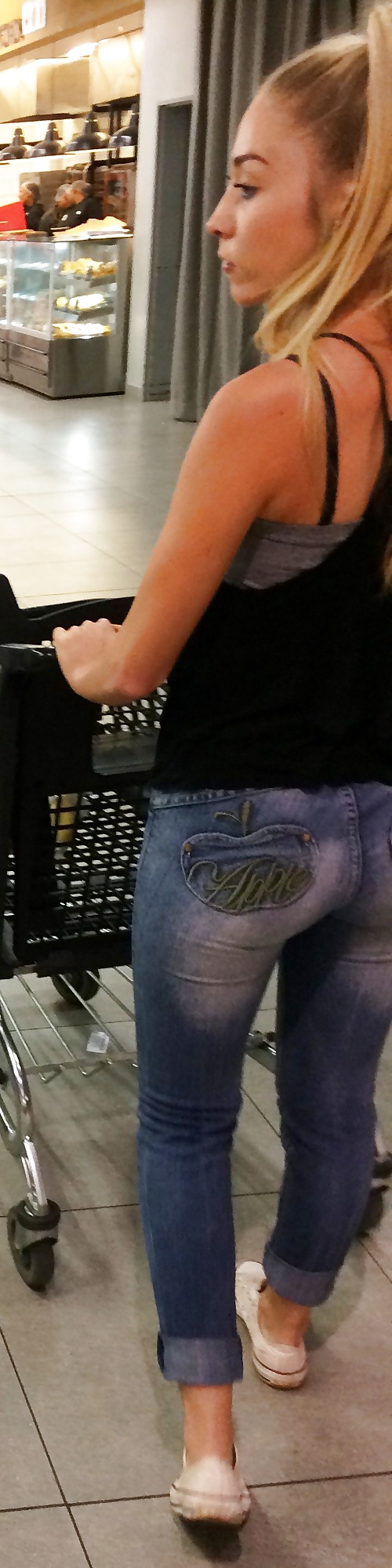 20 something blonde in the mall porn pictures