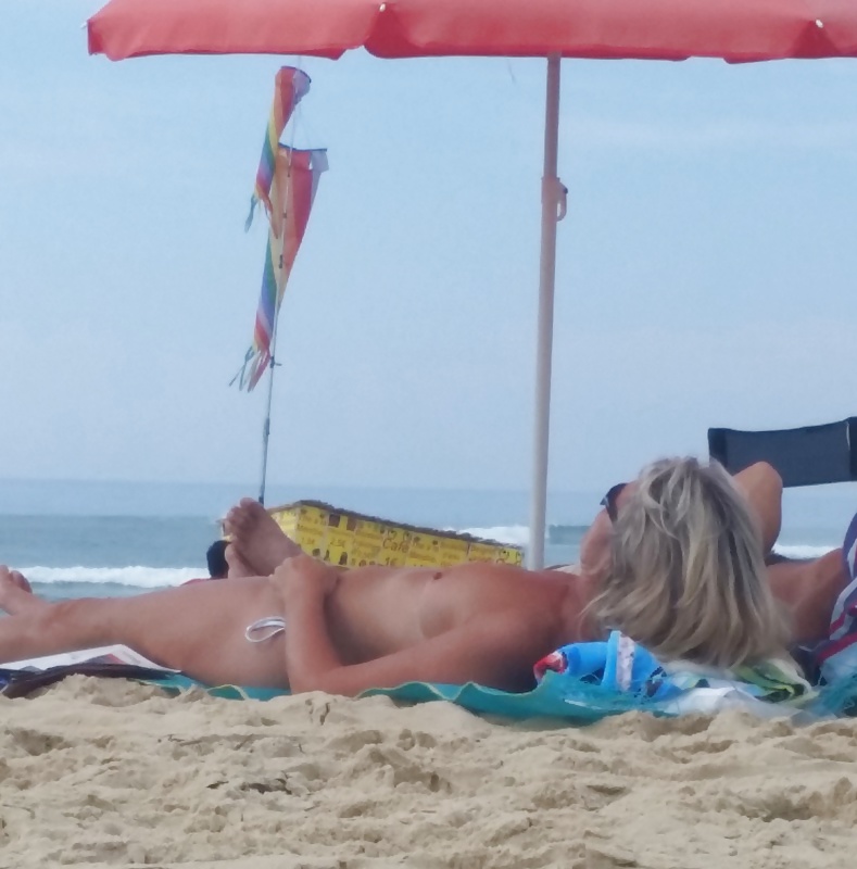 Sneaky on Biscarosse Beach porn pictures