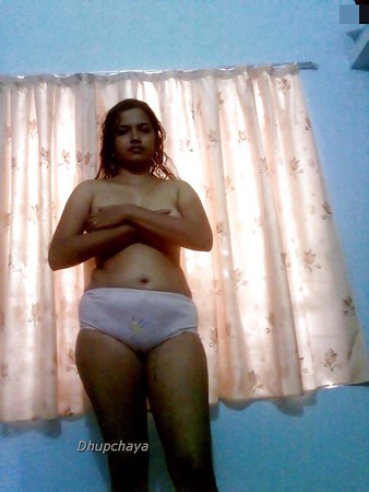Hot looking Mallu babe posing in bra panty