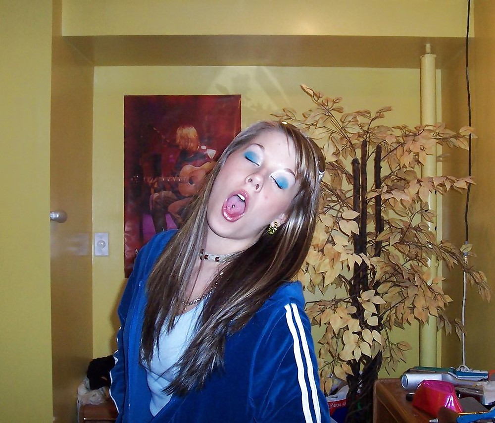 SingleStonerBabe From JoinUnTrue.com porn pictures