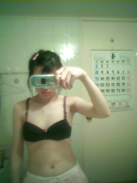 Korean girl takes self pics porn pictures