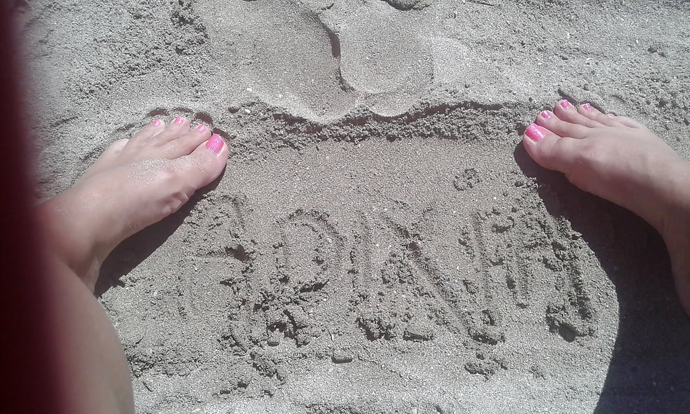 Pieds dans le sable a la plage porn pictures