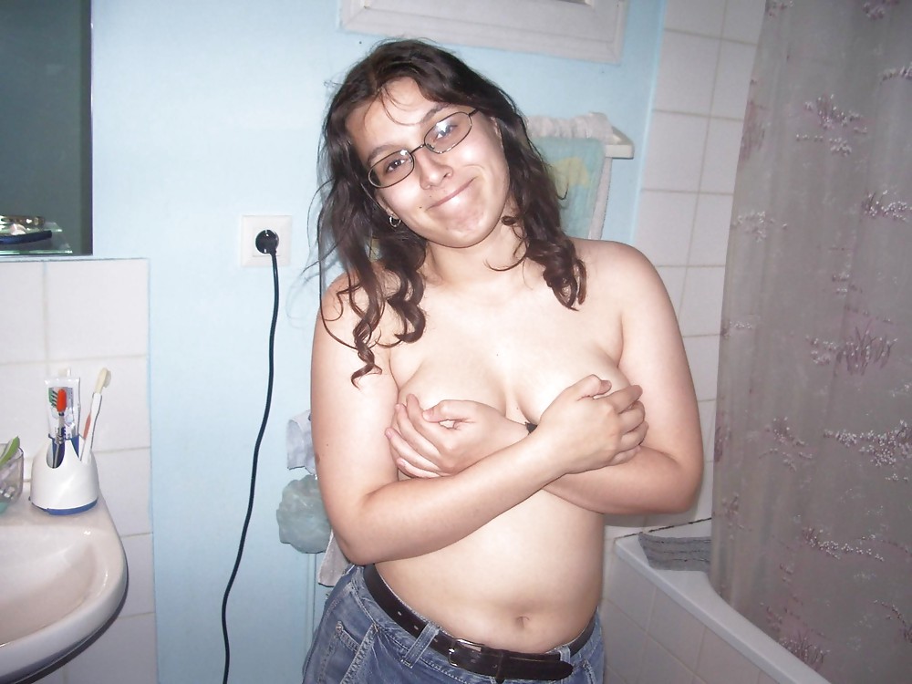 FRENCH CHUBBY TEEN POSING FOR HER BOYFRIEND porn pictures