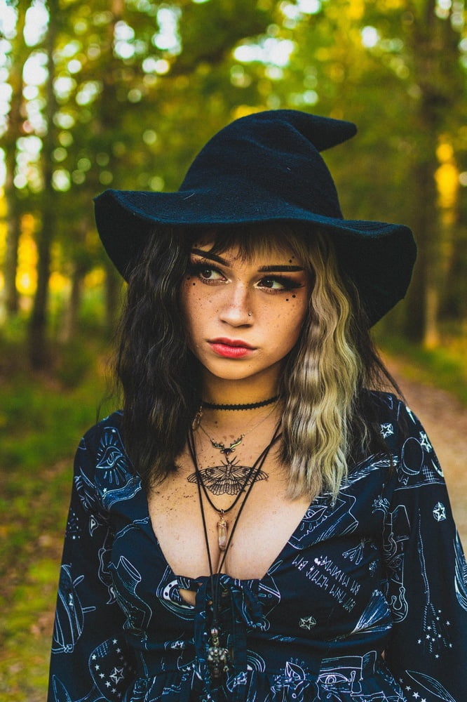 Sexy Witch Special - 4 Photos 