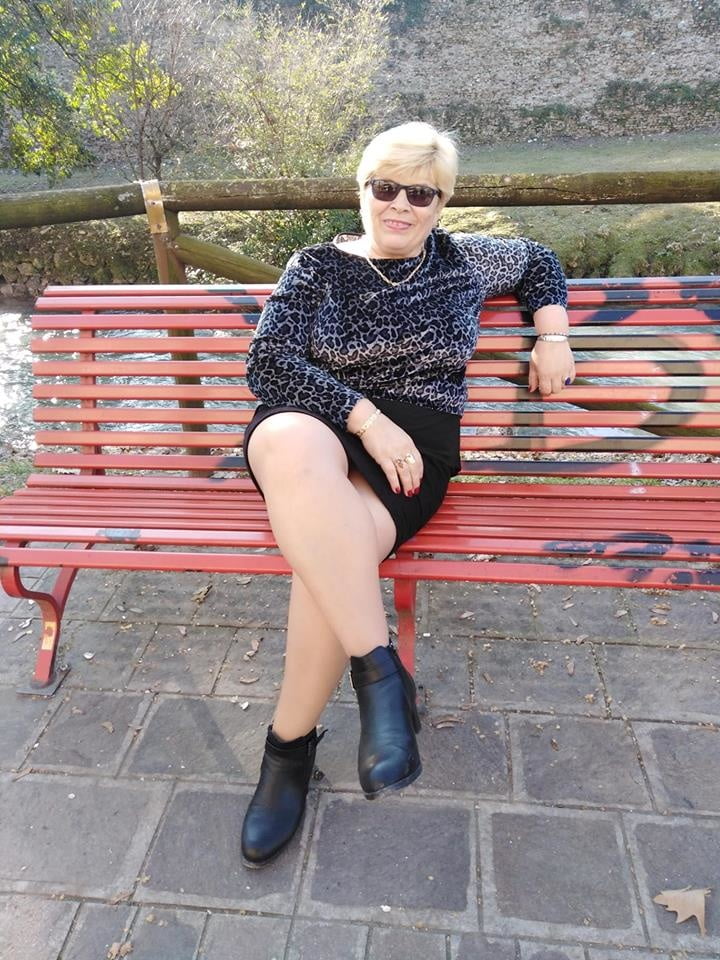 Granny show legs in pantyhose porn pictures