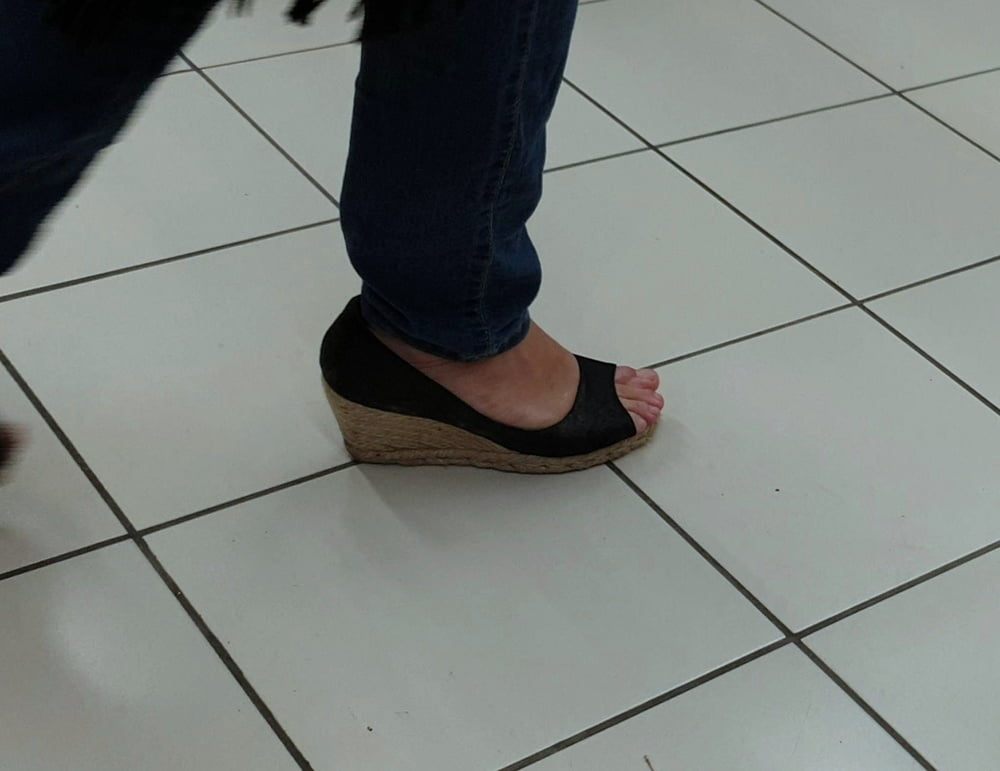 Candid feet photo #324255210