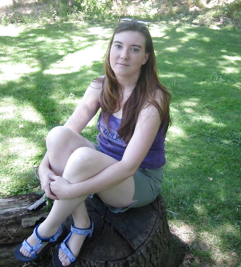 Une sacree salope exhiber par son mec porn pictures