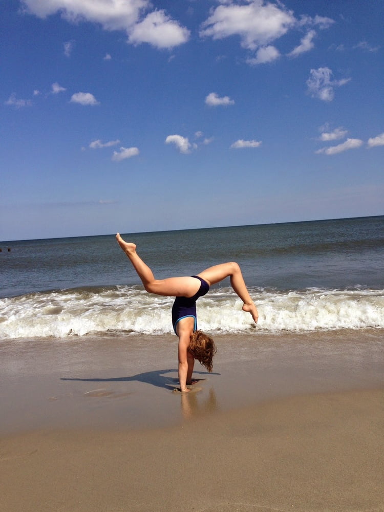 Beach yoga bikini handstads - 8 Photos 
