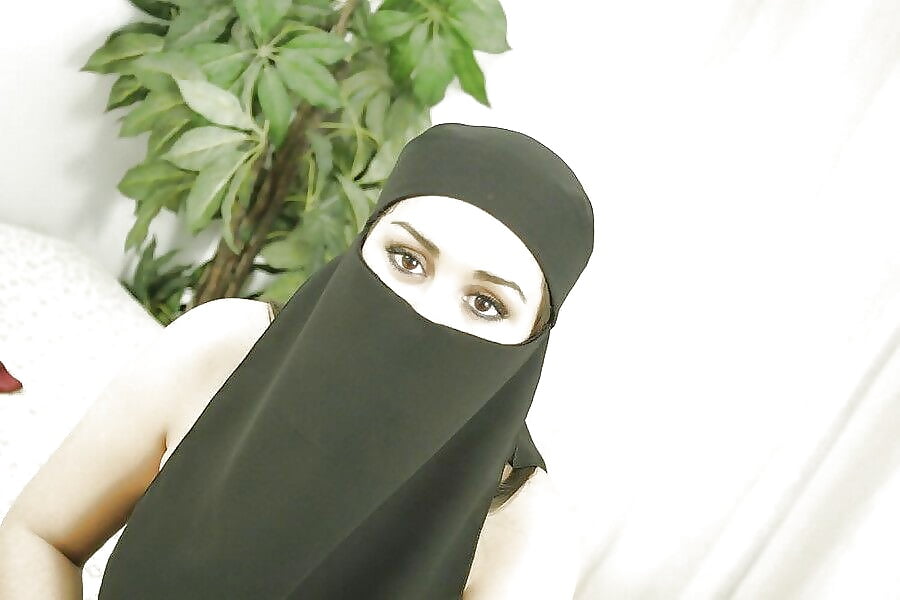 beautiful-hijab-sex-wife-pussy-spanking