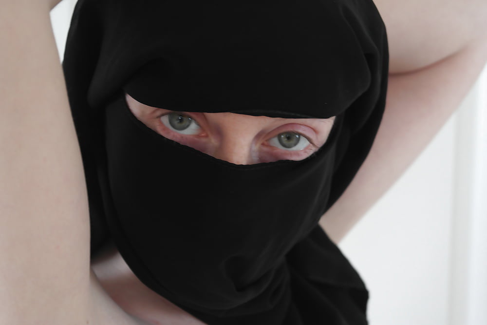 Niqab and stockings - 46 Pics 