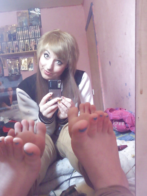 Nicole and her feet! porn pictures