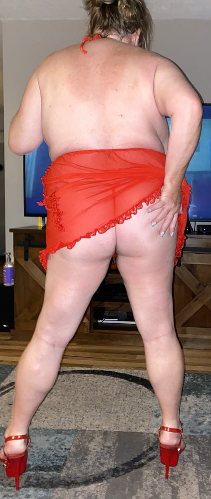 Slutty BBW wife in red lingerie - 35 Photos 