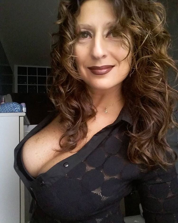 Hot busty Wife - 70 Photos 