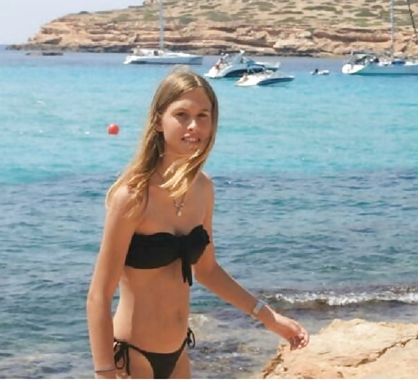 Skinny Teen Strips Showing Her Bush porn pictures