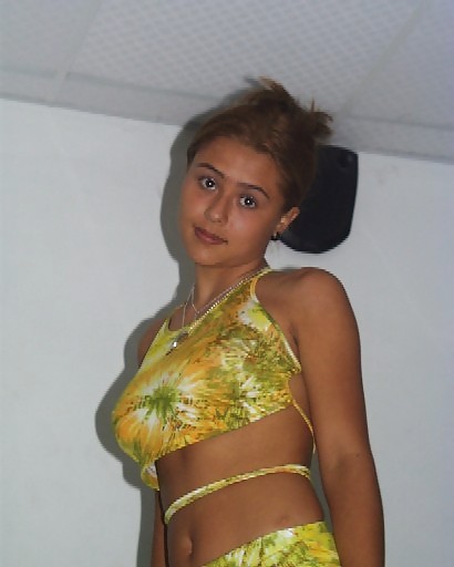 Sexy in Yellow porn pictures