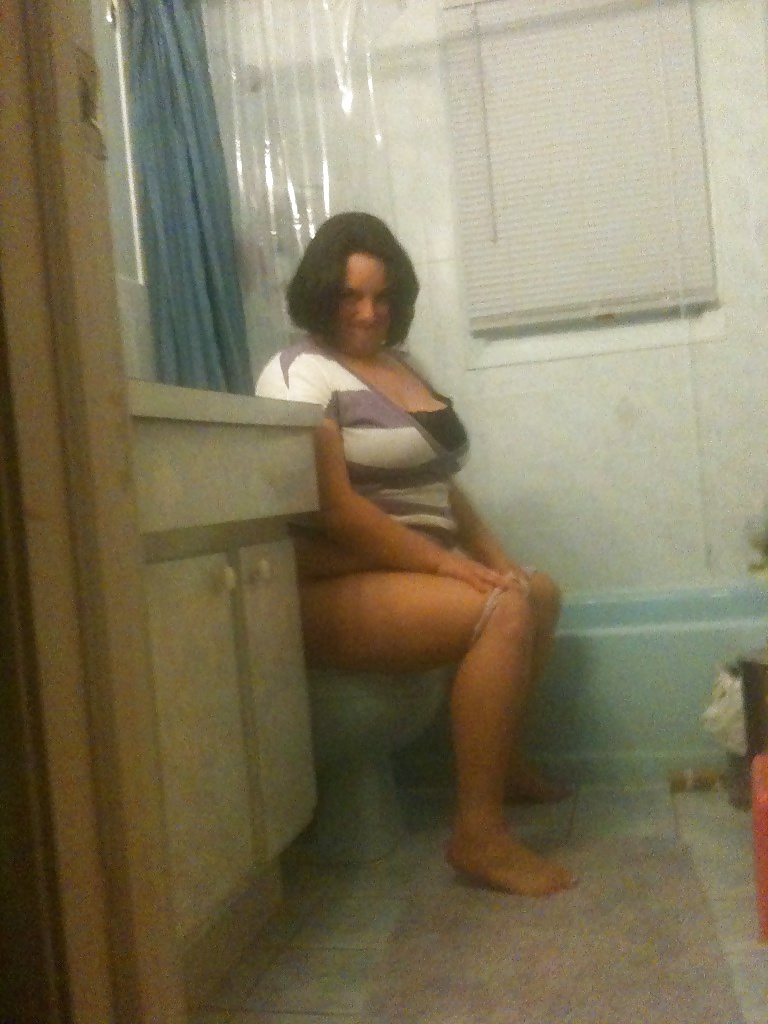 BBW & Chubby Girls on the Toilet porn pictures