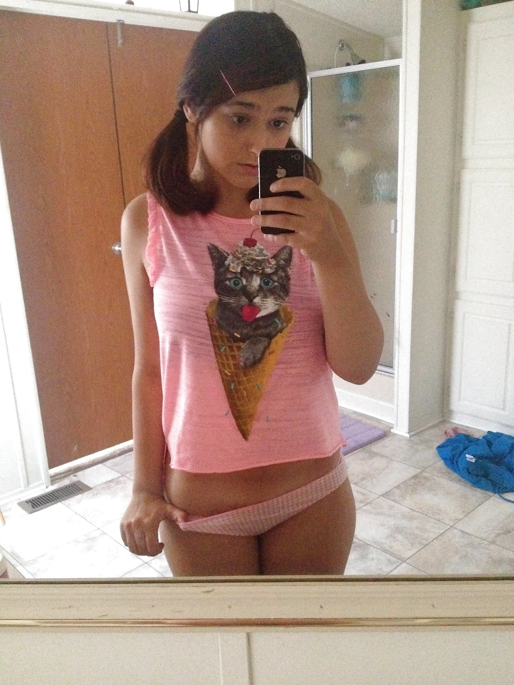 Cute Teen aka BabyBearAttack Selfies porn pictures