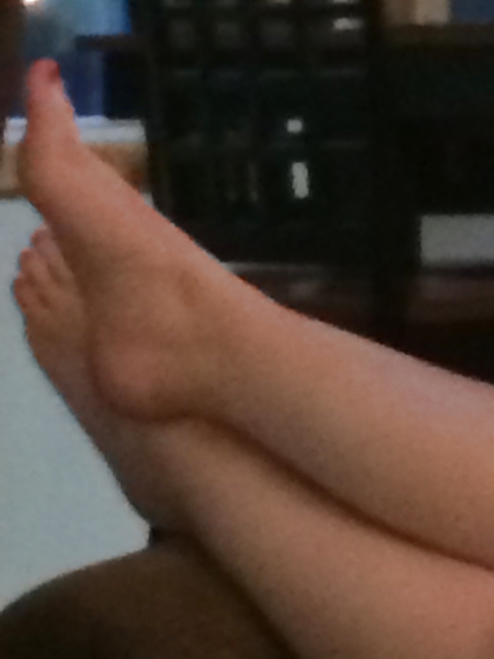 Wife's dirty feet from wearing flip flops all day porn pictures