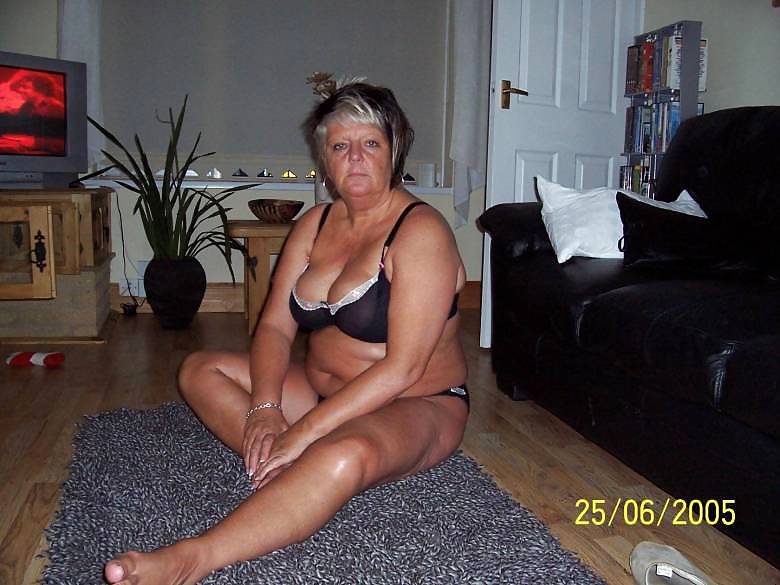 Old Milf Waiting her Dick porn pictures