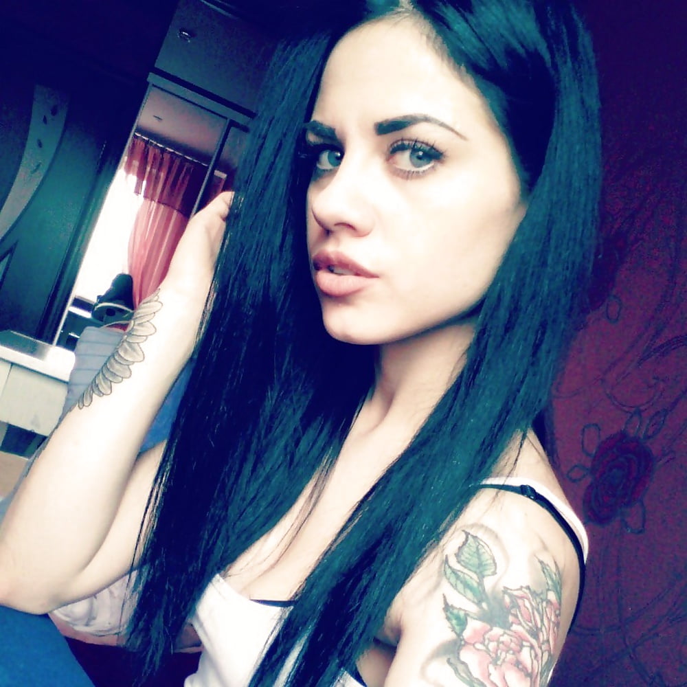 A lean, but attractive Anastacia. porn pictures