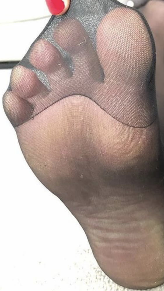 Curling toes and soles for all my feet fans - 8 Photos 