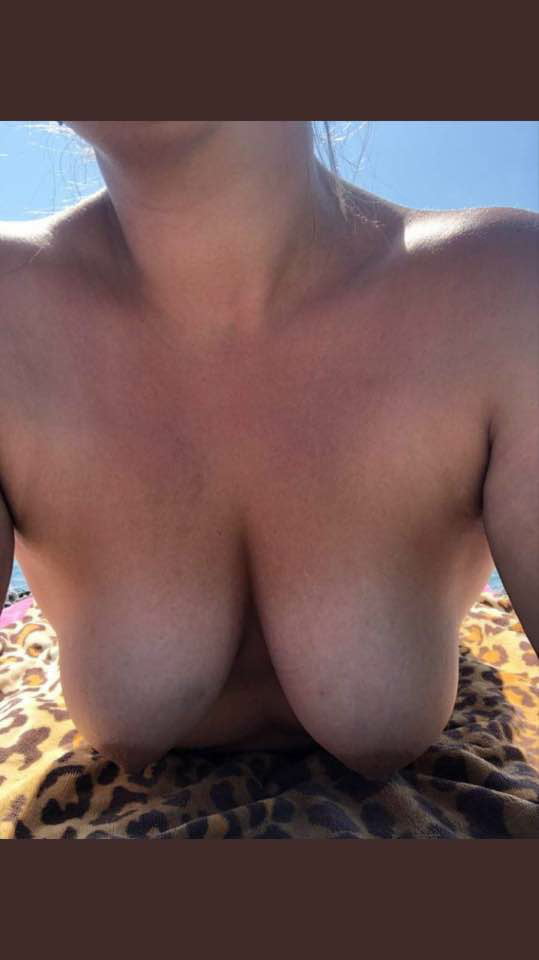 Sluts exposing their big tits - 54 Photos 